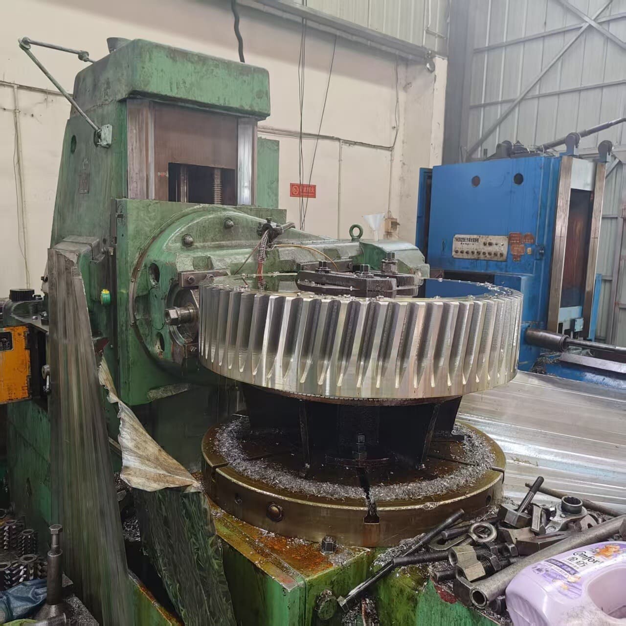 gear hobbing machine