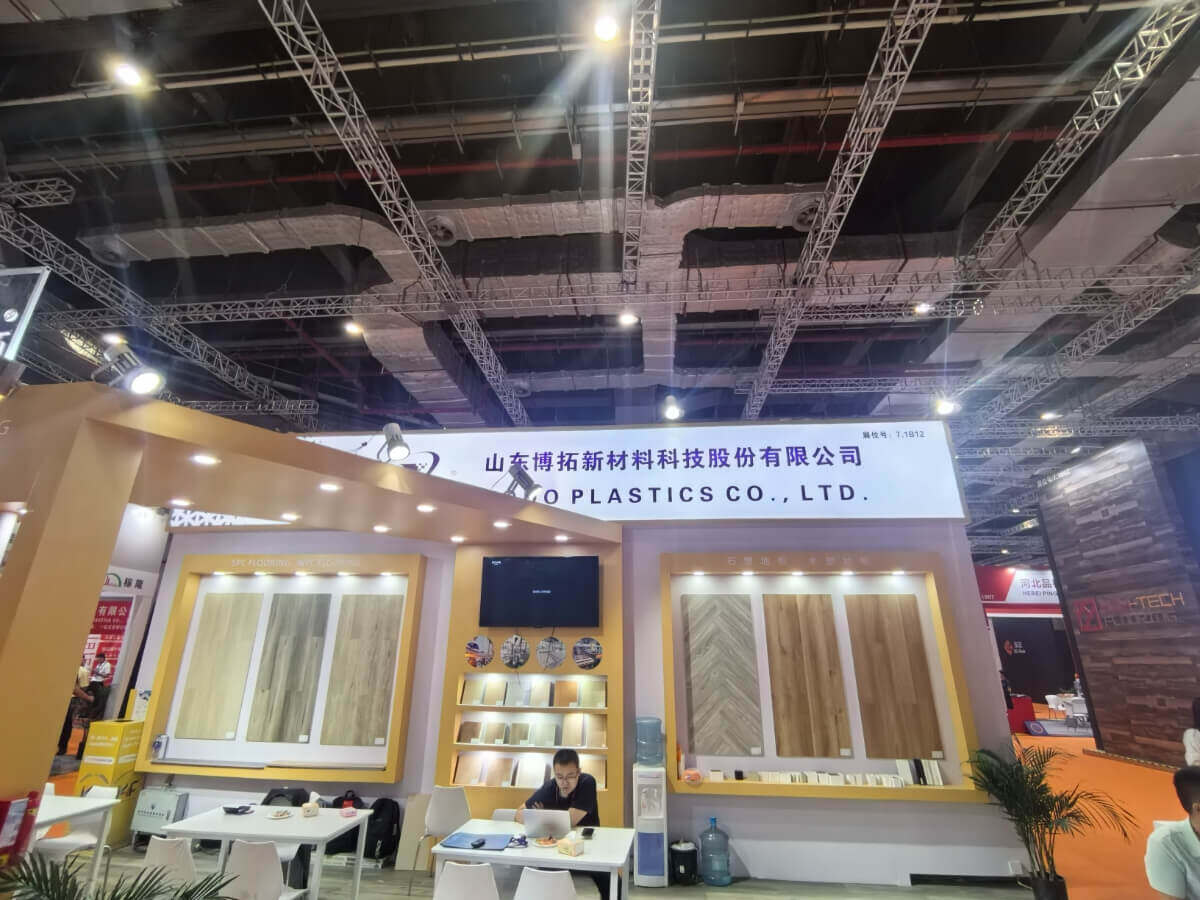 Bodo presenteert vinylvloeren en pvc-profielen op Domotex Asia 2025 in Shanghai. Relatieve positie van de beursstand (2).